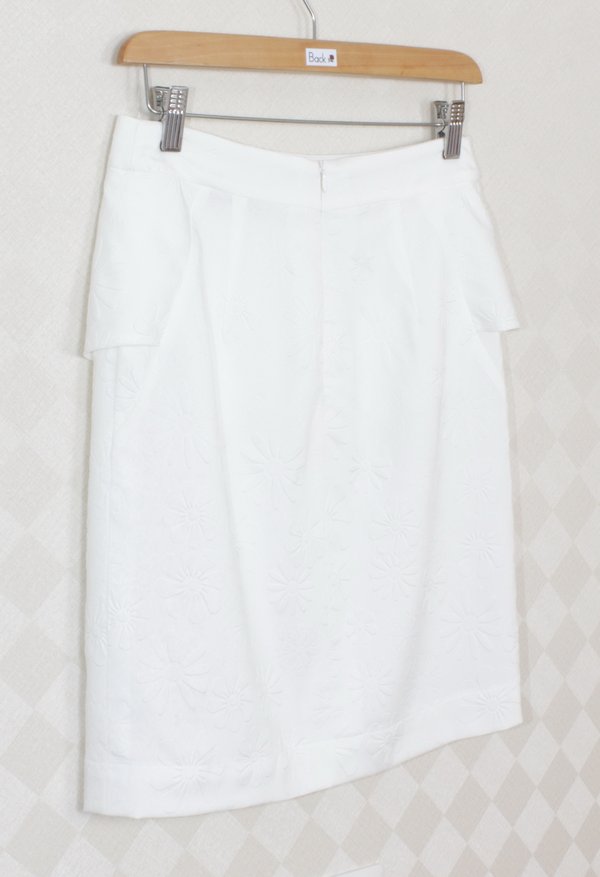 SK-275 กระโปรงแฟชั่น&ทำงาน ทรงสอบ ผ้าไหมอิตาลีสีขาวพิมพ์ลายนูนรูปดอกไม้ ด้านหน้ากระโปรงจับจีบระบาย