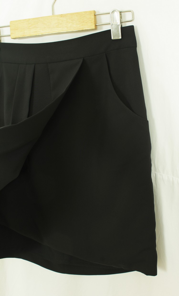 SK-080 กระโปรงทรงเอ ผ้าไหมอิตาลีสีดำ เป็นกระโปรงป้ายมีกระเป๋าล้วง 2 ข้าง