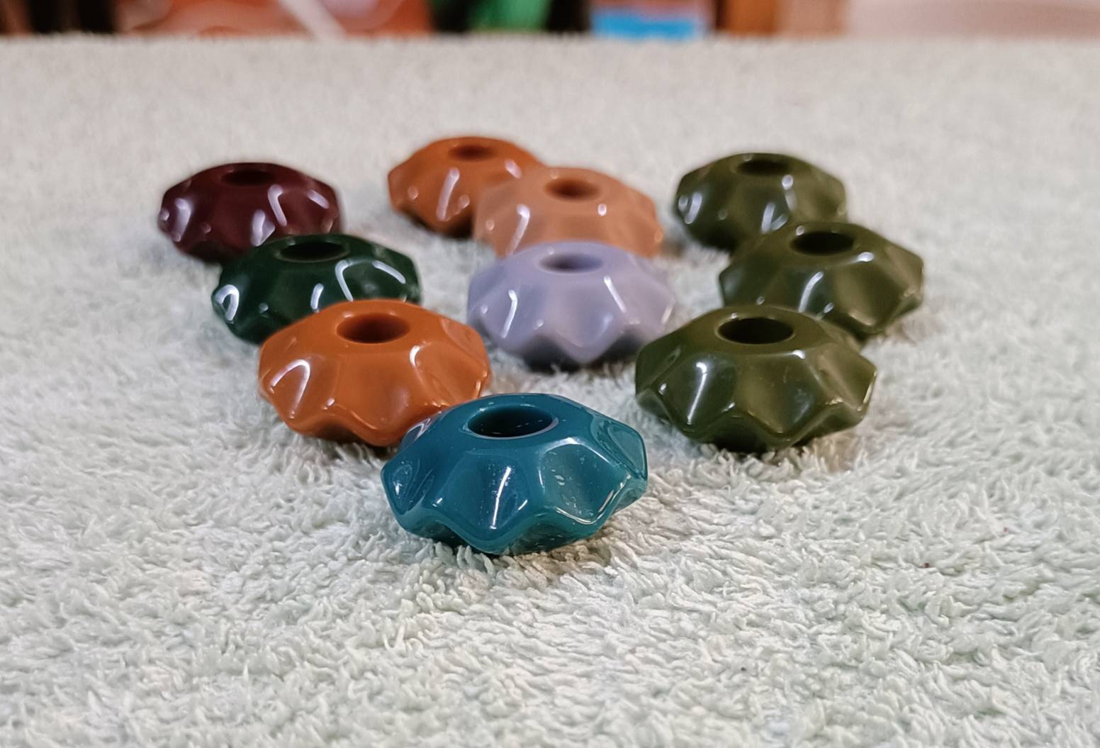 ลูกปัดอะครีลิคยุโรปรูใหญ่เม็ดกลมแบน ขอบหยัก คละสีขนาด 25mm มม. แพ็ค 10 เม็ด