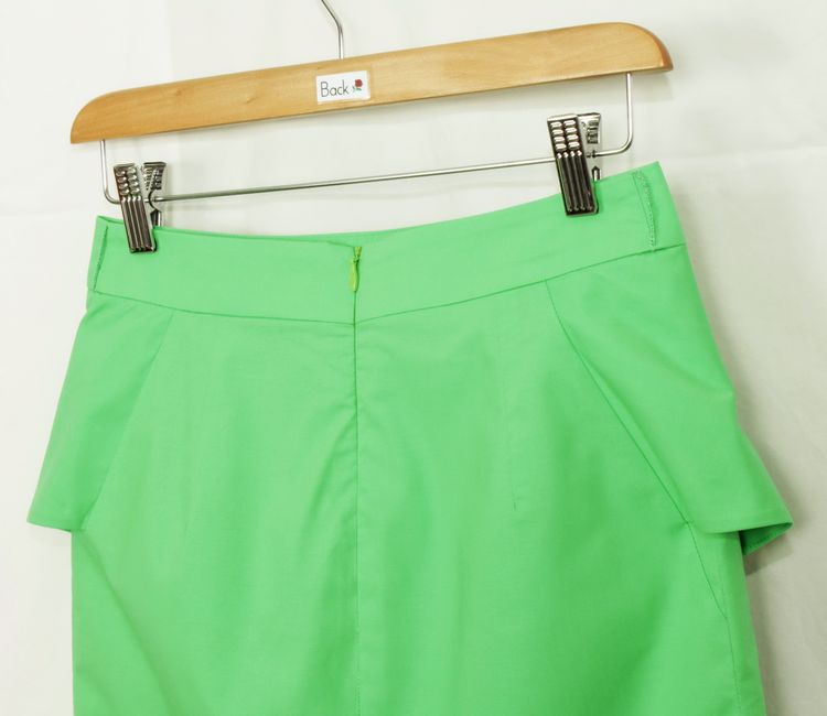 SK-069 กระโปรงทรงสอบ ผ้าคอตต้อนญี่ปุ่นสีเขียวมะนาว ด้านหน้ากระโปรงจับจีบระบาย