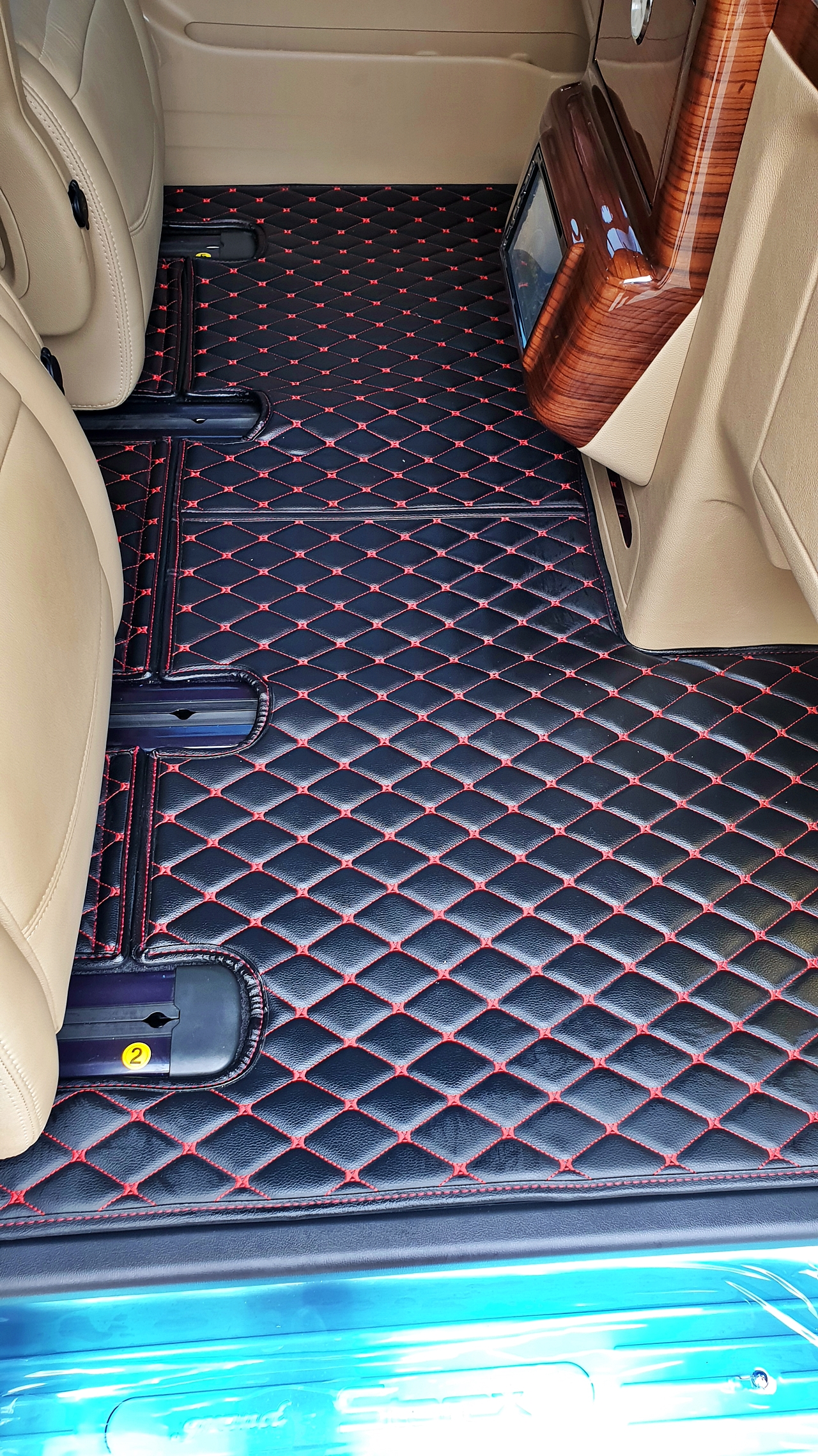 HYUNDAI H-1 ELITE 2018 [ ประตูไฟฟ้า + เบาะ vip + ท้าย 60:40 + คอนโซลทีวี 24 นิ้ว ] { บ1326 }