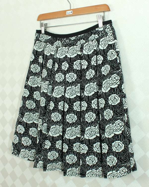 SK-271 กระโปรงแฟชั่น&ทำงาน ทรงบาน ผ้าคอตต้อนญี่ปุ่นพิมพ์ลายดอกกุหลาบขาวสลับดำ