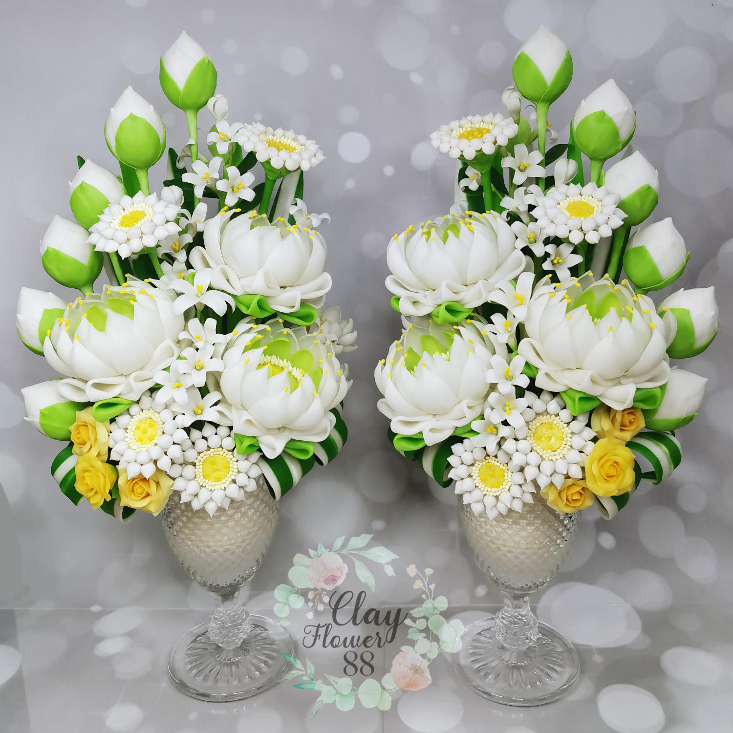 ชุด ดอกบัว สีขาว แจกันแก้ว ดอกไม้ ประดิษฐ์ จาก ดิน ไทย แซม ดอกไม้ ไทย มงคล ถือเป็น ดอกไม้บูชาพระ (สูง 15 นิ้ว จำหน่ายเป็นคู่)