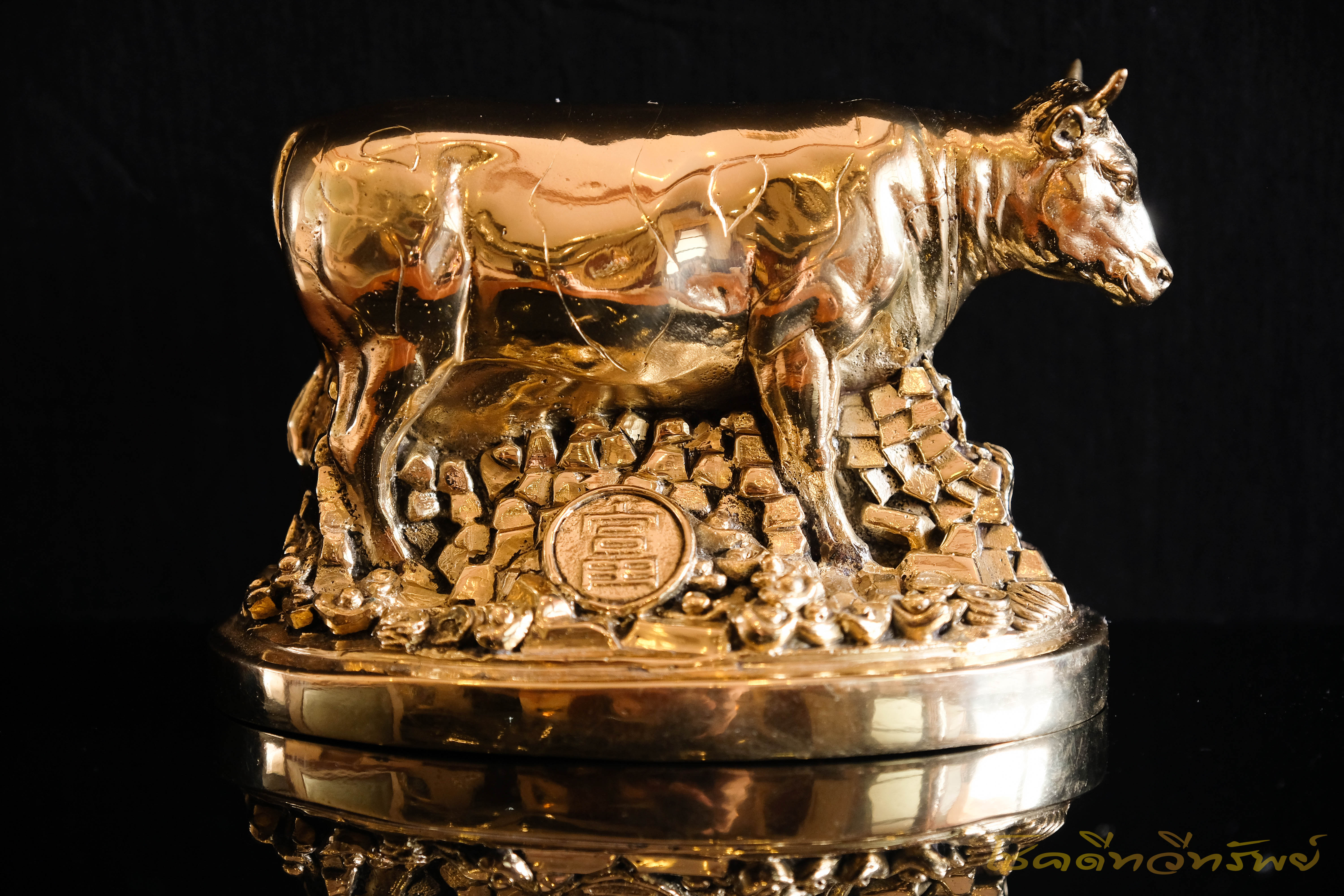 รูปปั้นวัวมงคล