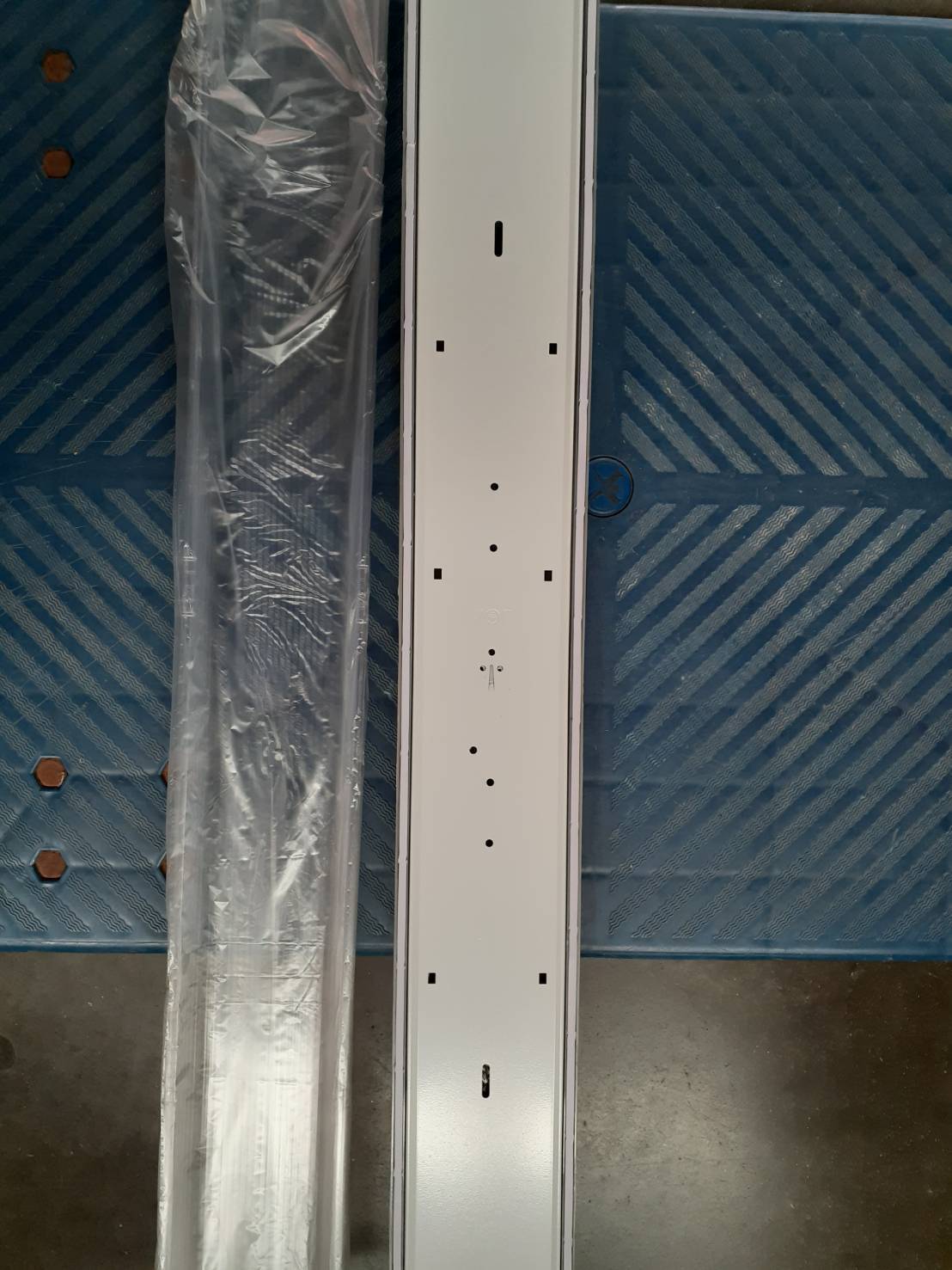 รางT8 กันฝน กันฝุ่นPVC จำนวน 8 โคม