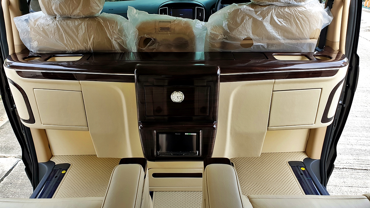 HYUNDAI H-1 ELITE 2018 [ ประตูไฟฟ้า + เบาะ vip + ท้าย 60:40 + คอนโซลทีวี32 นิ้ว ] { น4105 }