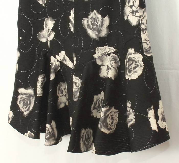 SK-210 กระโปรงแฟชั่น&ทำงาน ทรงย้วย ผ้าคอตต้อนญี่ปุ่นพิมพ์ลายดอกกุหลาบขาวพื้นดำ