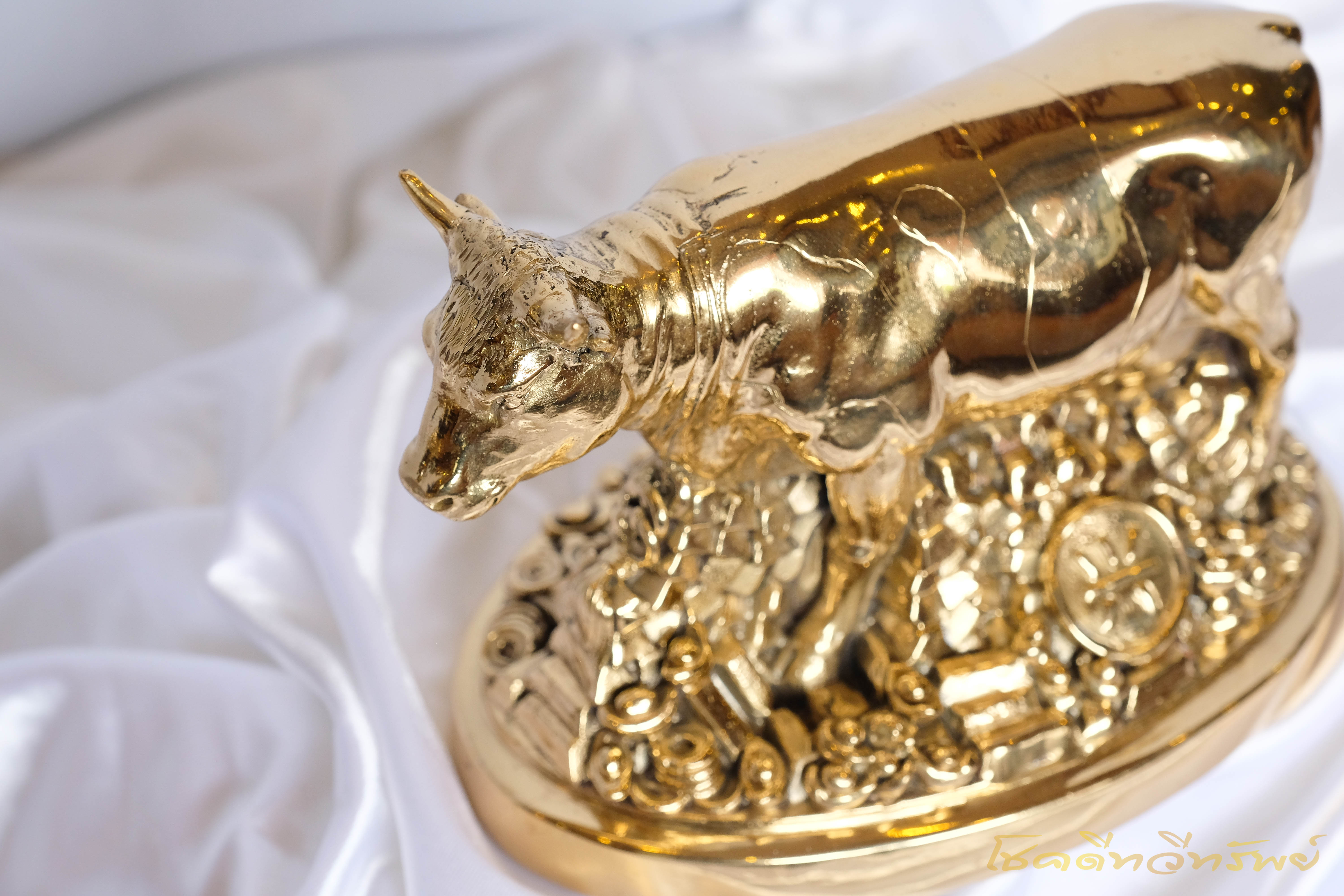 รูปปั้นวัวมงคล