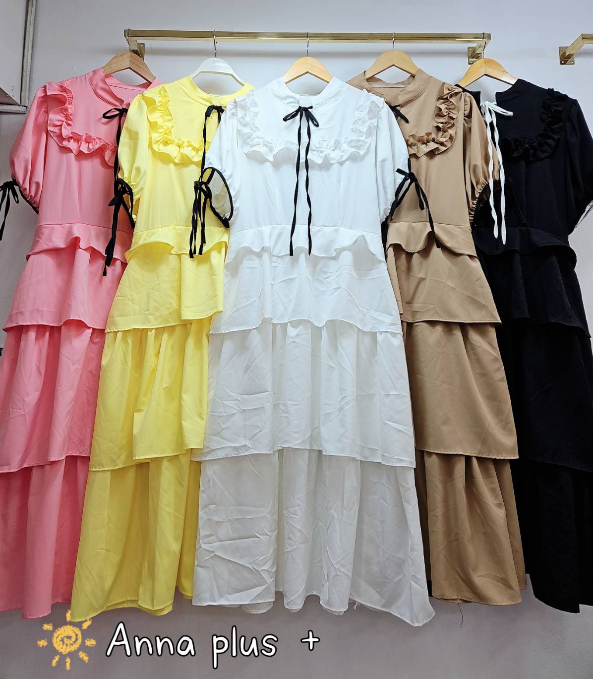 A153 แม็กซี่เดรส สาวอวบ คอแต่งโบว์ ชายกระโปรงซ้อนชั้น ชมพู เหลือง น้ำตาล ขาว ดำ อก 40-50นิ้ว