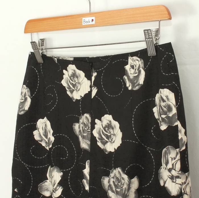SK-210 กระโปรงแฟชั่น&ทำงาน ทรงย้วย ผ้าคอตต้อนญี่ปุ่นพิมพ์ลายดอกกุหลาบขาวพื้นดำ