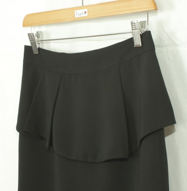 SK-068 กระโปรงทรงสอบ ผ้าไหมอิตาลีสีดำ ด้านหน้ากระโปรงจับจีบระบาย