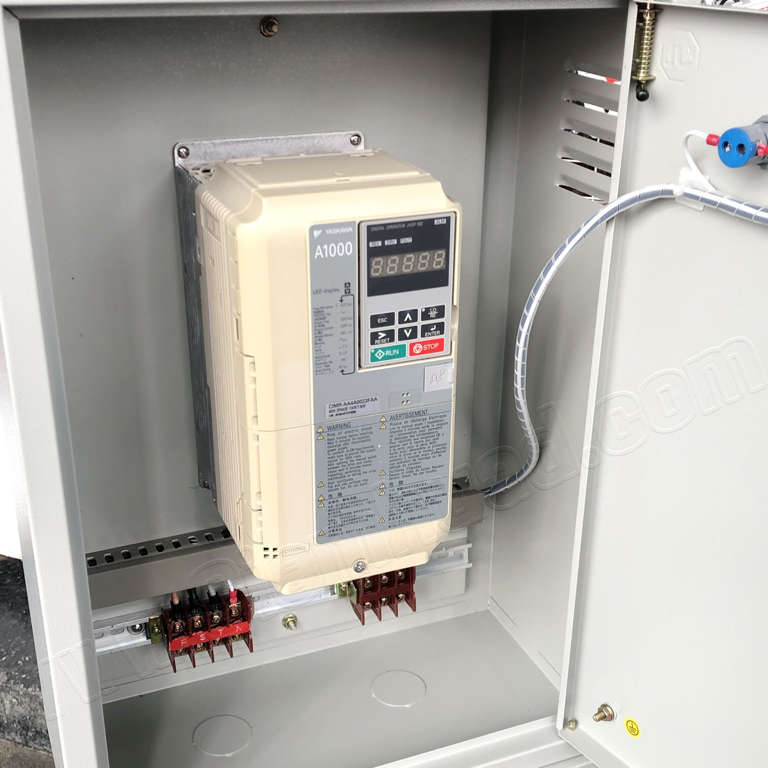 ตู้คอนโทรลสั่งทำ ตู้ควบคุมความเร็วมอเตอร์ 10hp ใช้กับมอเตอร์ 3 เฟส (อุปกรณ์ YASKAWA AC DRIVE A1000 รุ่น CIMR-AT40A0023FAA 400V 3PHASE 11kW/7.5kW, WALL MOUNTING CABINET (KJL), Control Switch)