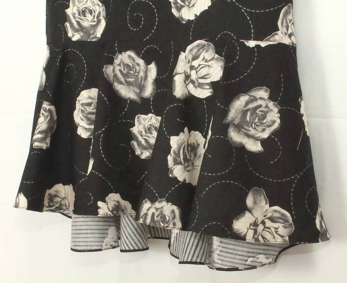 SK-210 กระโปรงแฟชั่น&ทำงาน ทรงย้วย ผ้าคอตต้อนญี่ปุ่นพิมพ์ลายดอกกุหลาบขาวพื้นดำ