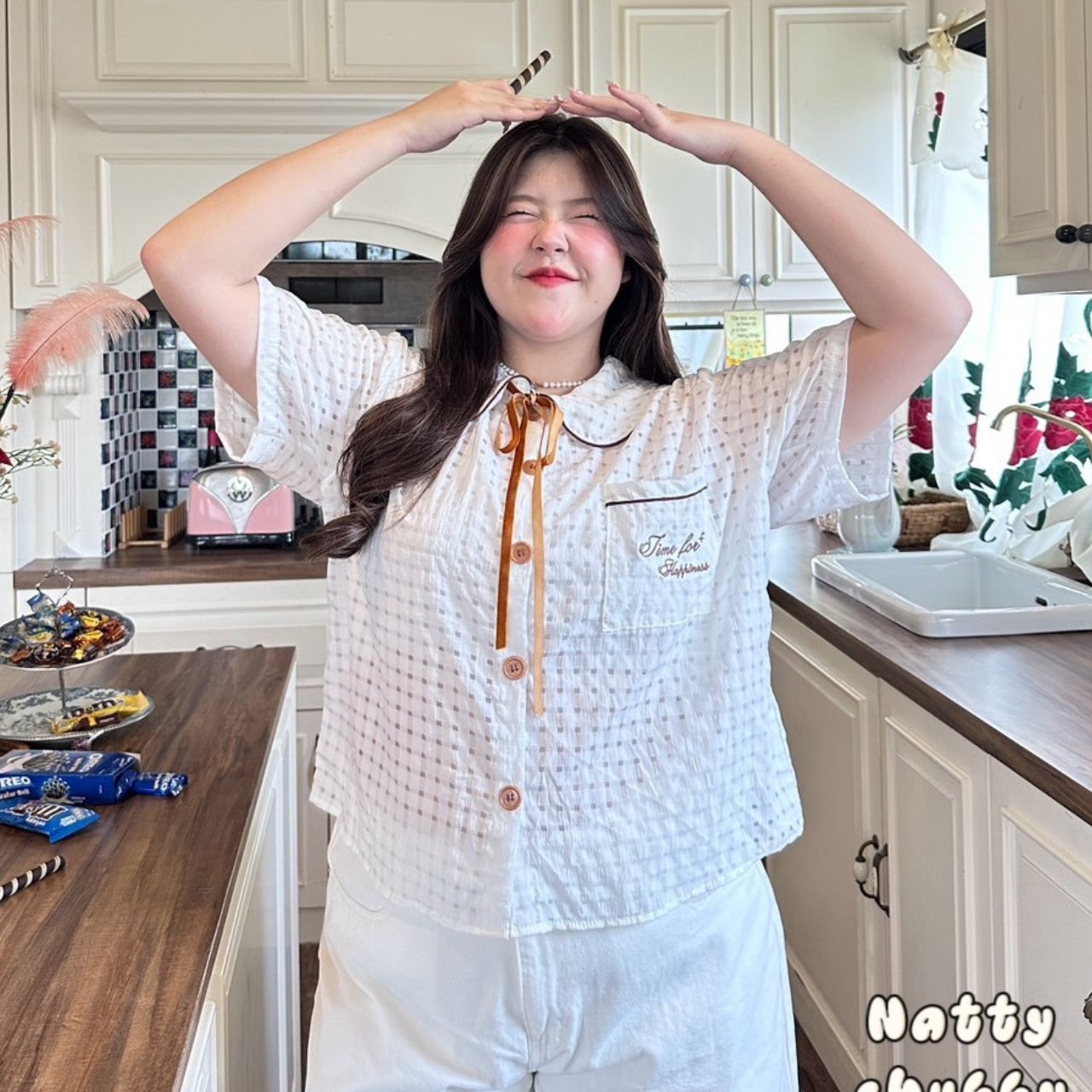 J119 เสื้อสาวอวบ เชิ้ตคอบัว แต่งริบบิ้นสีน้ำตาลผูกโบว์ที่คอ เนื้อผ้าเมล่อนมีเทคเจอร์ในตัว อก40-50 นิ้ว หน้าผ้า52นิ้ว ขาว ฟ้า ชมพู อก 40 -50 นิ้ว