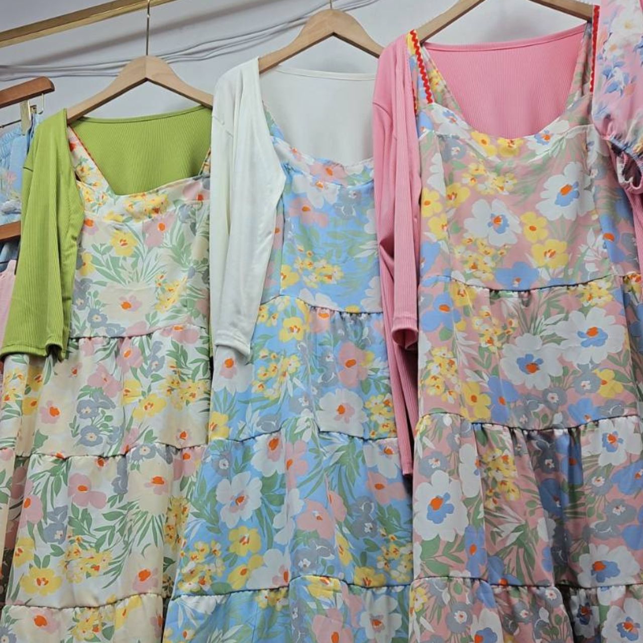 A202 เดรส สาวอวบ ลายดอก สม็อคหลัง มาพร้อมเสื้อคลุมจะรับเฉพาะเดรสอย่างเดียวก็ได้ ชมพู ฟ้า เขียว อก40-50นิ้ว