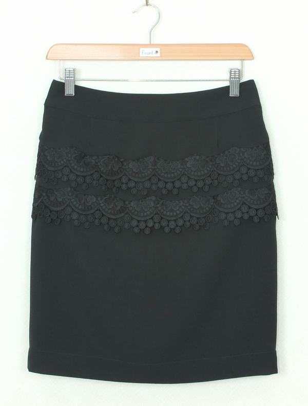 SK-348 กระโปรงแฟชั่น&ทำงาน ทรงสอบ ผ้าสลาฟญี่ปุ่นสีดำ ตัดต่อ 2 ชั้นด้วยผ้าลูกไม้สีดำ