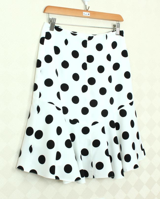 SK-288 กระโปรงแฟชั่น&ทำงาน ทรงย้วย ผ้าไหมอิตาลีพิมพ์ลาย Polka Dot วงกลมดำ พื้นขาว