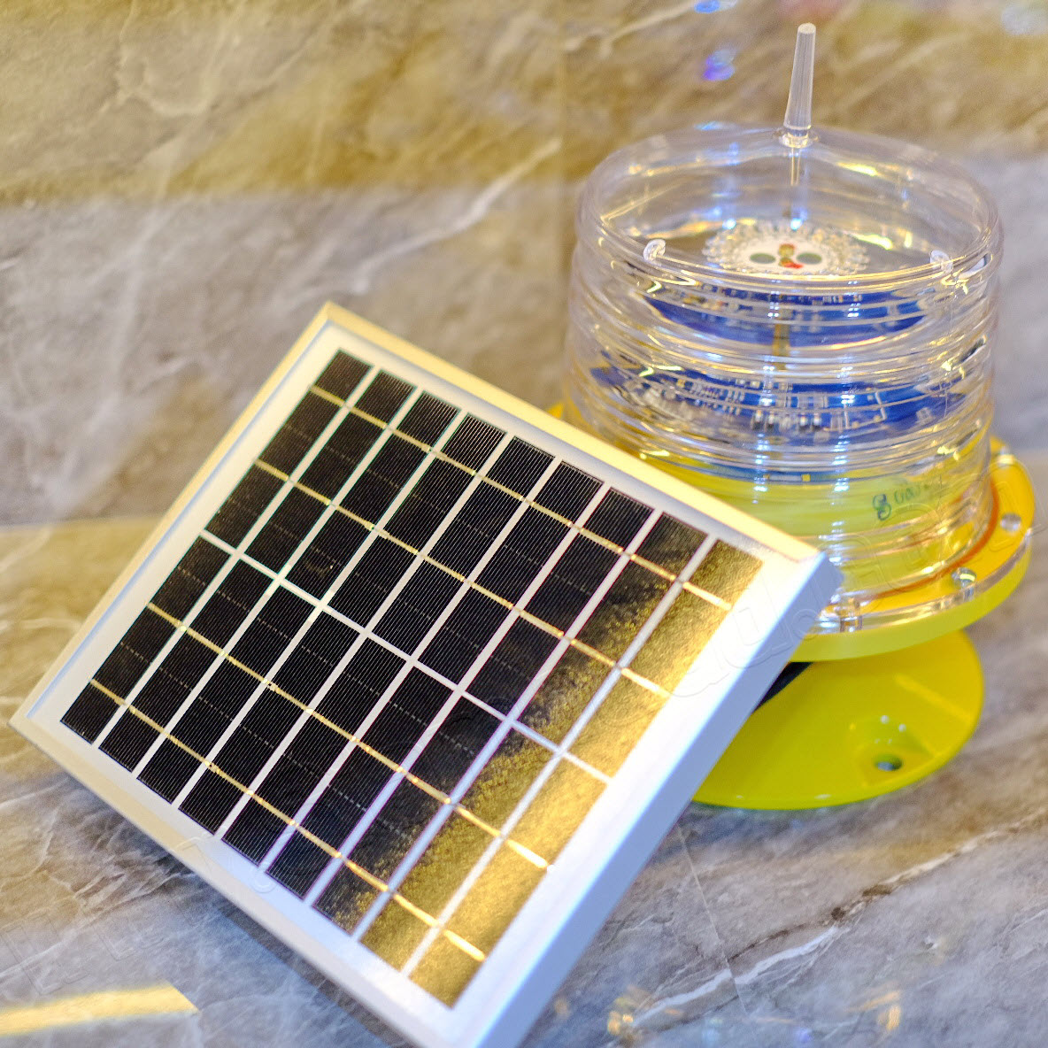 โคมไฟสัณญาณเตือนทางอากาศ LED Aviation Obstruction Light (G&S LIGHT) รุ่น GS-MS/E แบบแผงโซลาเซลล์ติดข้าง อายุการใช้งาน >30 ปี, แบบกระพริบ ทำงานควบคุมโดยสวิทช์แสงแดด โฟโต้เซ็นเซอร์ เปิด/ปิด ต่อเนื่อง >20วัน (12ชม/วัน)