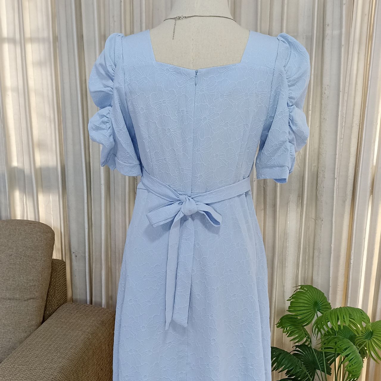 ต้อนรับวันแม่ N005เดรสสีฟ้าสดใส ผ้านูนลายดอกไม้ น่ารักมากๆ ไซส์L รอของ2วันนะคะ ฟ้า มี2ไซศ์ อก 34 36