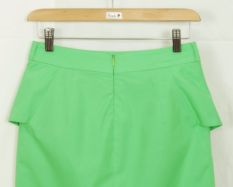 SK-069 กระโปรงทรงสอบ ผ้าคอตต้อนญี่ปุ่นสีเขียวมะนาว ด้านหน้ากระโปรงจับจีบระบาย
