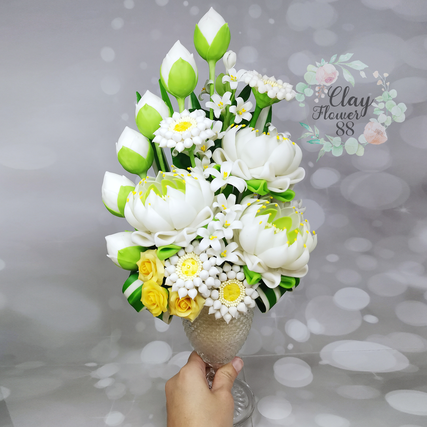 ชุด ดอกบัว สีขาว แจกันแก้ว ดอกไม้ ประดิษฐ์ จาก ดิน ไทย แซม ดอกไม้ ไทย มงคล ถือเป็น ดอกไม้บูชาพระ (สูง 15 นิ้ว จำหน่ายเป็นคู่)