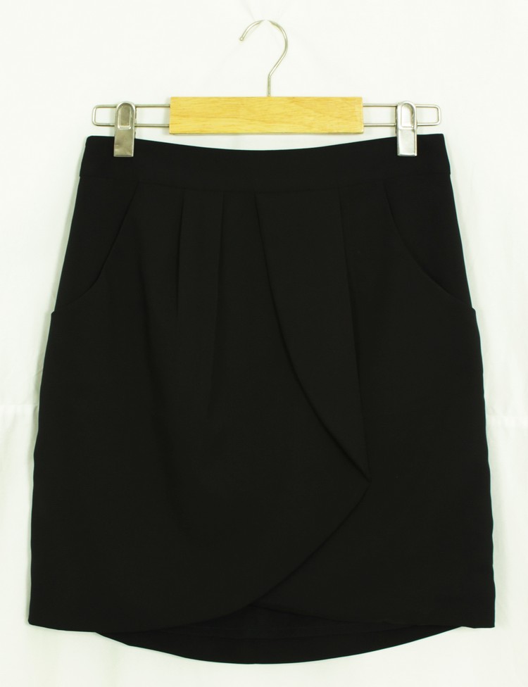 SK-080 กระโปรงทรงเอ ผ้าไหมอิตาลีสีดำ เป็นกระโปรงป้ายมีกระเป๋าล้วง 2 ข้าง