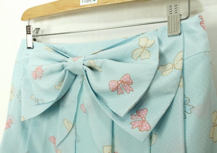 SK-176 กระโปรงแฟชั่น&ทำงาน ผ้าหางกระรอกพิมพ์ลายโบว์สีฟ้า มีโบว์ซ้อนกัน 2 ชั้น