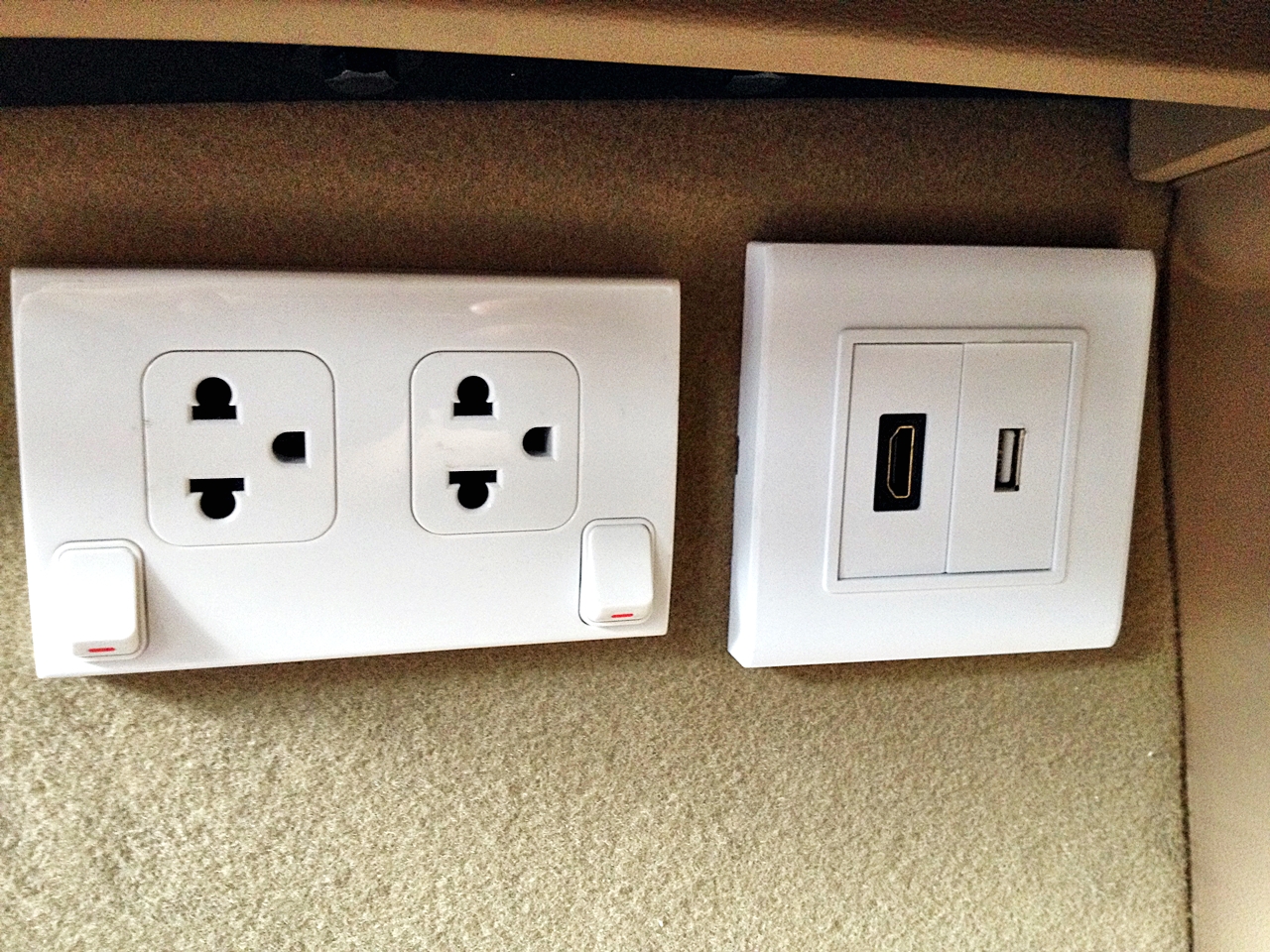 HYUNDAI H-1 STAREX [ ประตูไฟฟ้า 2 ข้าง ( ซ้าย ขวา ) + เบาะvipไฟฟ้า ทรง starex + เปลี่ยนทีวี 22" คอนโซลสูง ] { 4กฮ5348 }