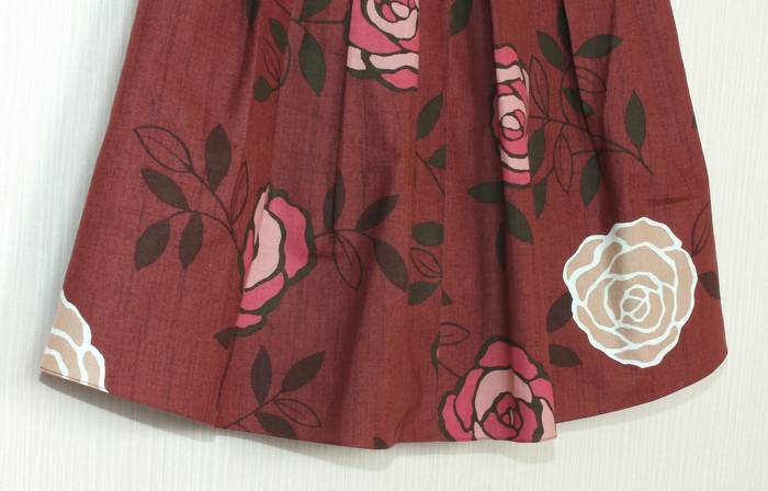 SK-246 กระโปรงแฟชั่น&ทำงาน ทรงบาน ลายดอกกุหลาบ โทนแดงเลือดหมู จีบทวิสรอบเอว