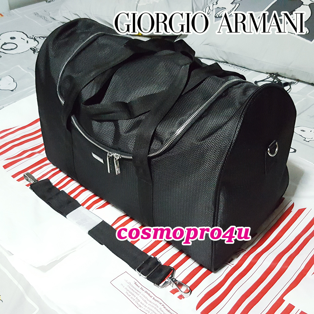 กระเป๋าดัฟเฟิล ใบใหญ่ สีดำ จาก GIORGIO ARMANI รุ่นซิบโค้ง พรีเมี่ยมน้ำหอมอาร์มานี่ 15x12x9 นิ้ว สายสะพายปรับได้ ถอดได้ พร้อมถุงผ้าร่มรักษาสภาพกระเป๋า (ค่าส่ง80+เพิ่มใบละ20)