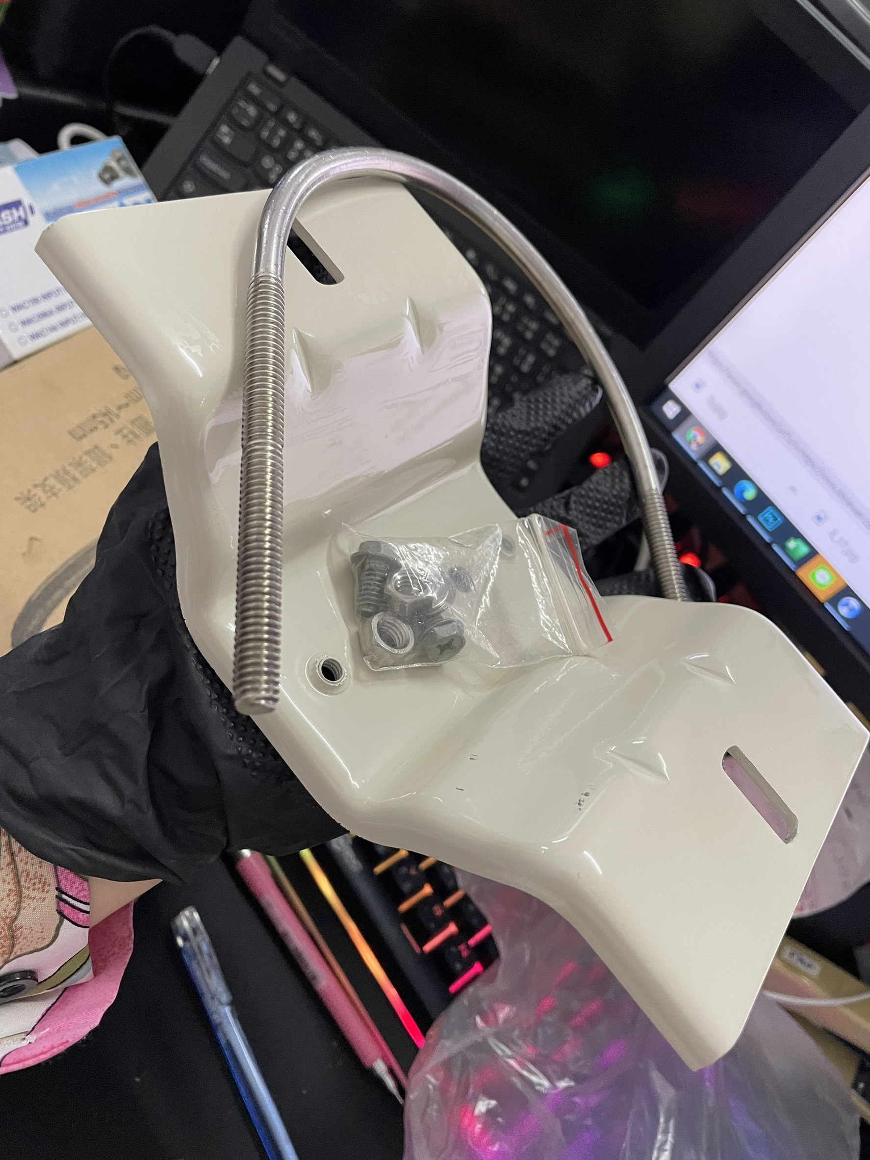 Hi-View ขาเหล็ก ยึดกล้อง สำหรับยึดเสากลม Hv-218 สีขาว