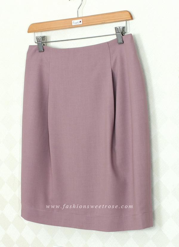 SK-369 กระโปรงทรงสอบ ผ้า Rose Skin สีม่วงกะปิ ด้านหน้ากระโปรงจับจีบทวิช ดีไซน์เรียบหรู