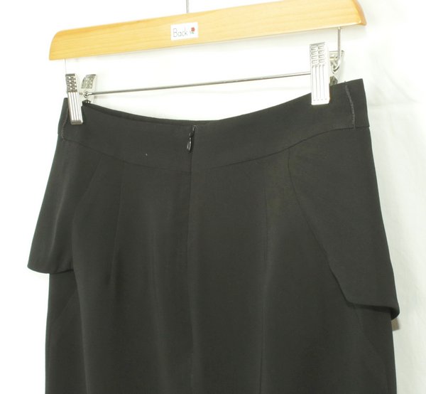 SK-068 กระโปรงทรงสอบ ผ้าไหมอิตาลีสีดำ ด้านหน้ากระโปรงจับจีบระบาย