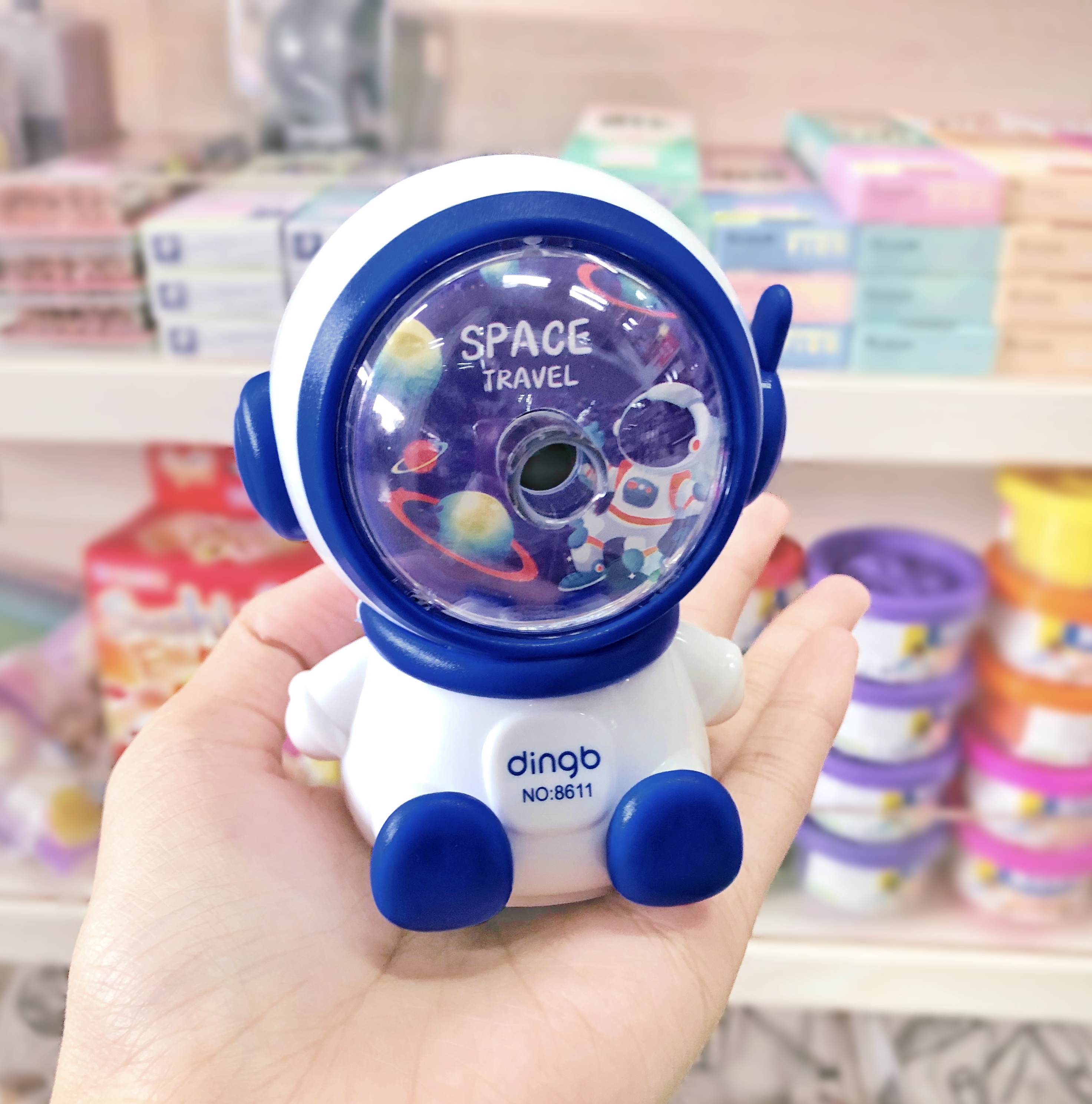 เครื่องเหลาดินสอ กบเหลาดินสอ มือหมุน รูปนักบินอวกาศ No.8611 LUCK BOBO