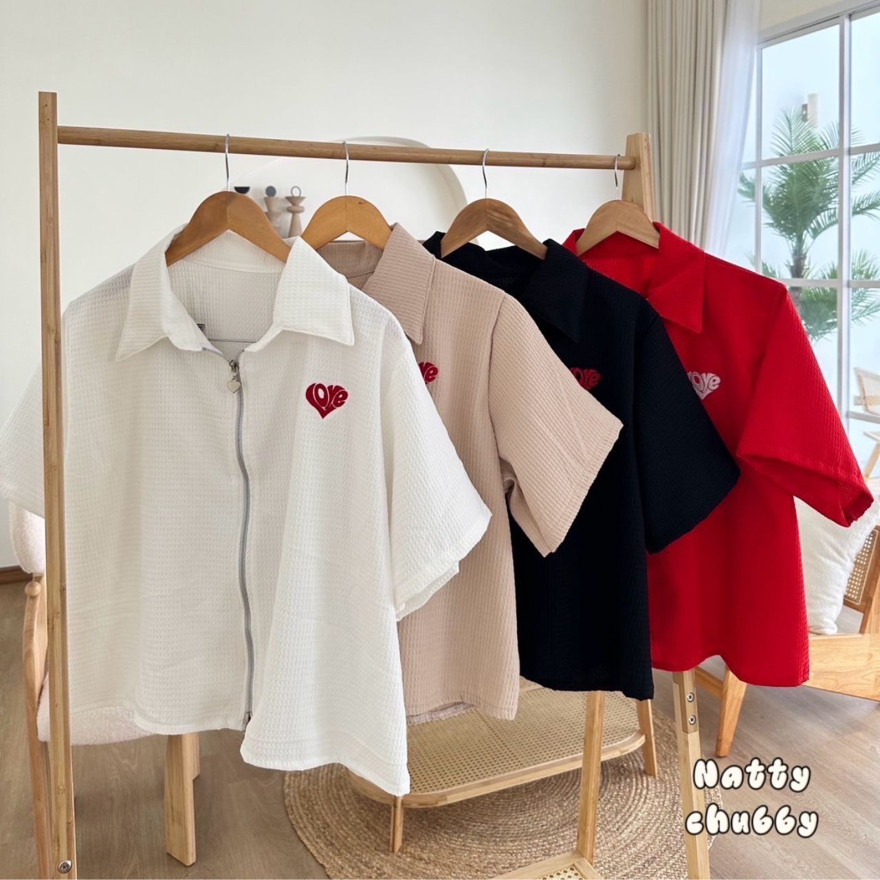 J105 เสื้อเชิ้ต สาวอวบ ผ้าวาฟเฟิล ซิปหัวใจรูดได้2ทาง อกได้ถึง 50 นิ้ว (หน้าผ้า52นิ้ว) ขาว ดำ แดง ครีม อกได้ถึง50นิ้ว