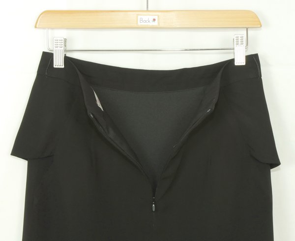 SK-068 กระโปรงทรงสอบ ผ้าไหมอิตาลีสีดำ ด้านหน้ากระโปรงจับจีบระบาย