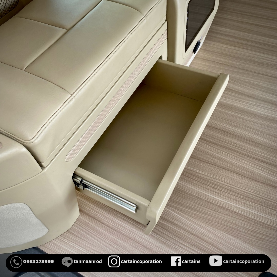 เอาคอนโซลเก่าออกถอดเครื่องเสียงจอลำโพง ออกมาปั้นคอนโซลเตี้ยตัวใหม่ให้คนขับปรับเอนได้สบาย มีที่วางแก้ววางเท้าให้คนนั่งด้านหลัง