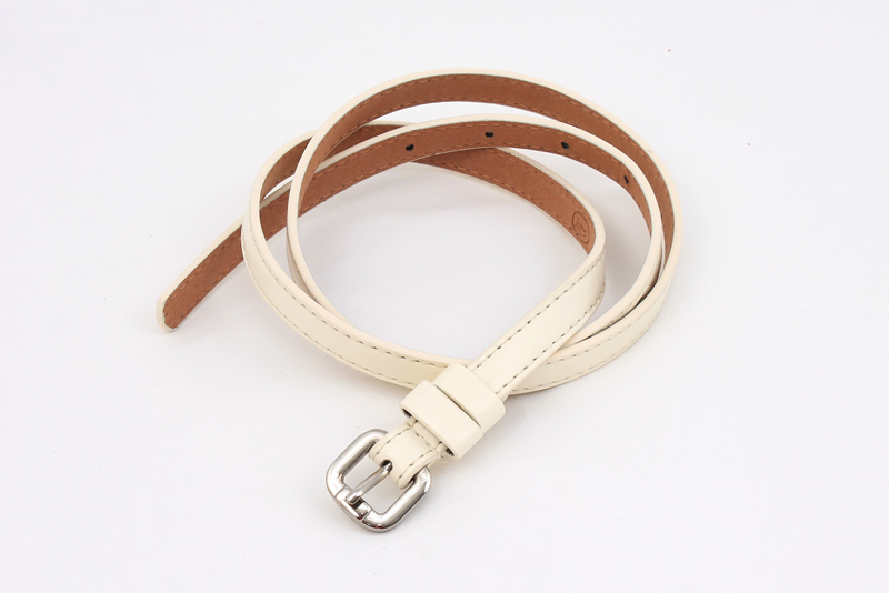 BLT-278 เข็มขัดแฟชั่นผู้หญิงเส้นเล็ก สายหนังเทียมสีขาวออฟ หัวโลหะทรงเหลี่ยมมน