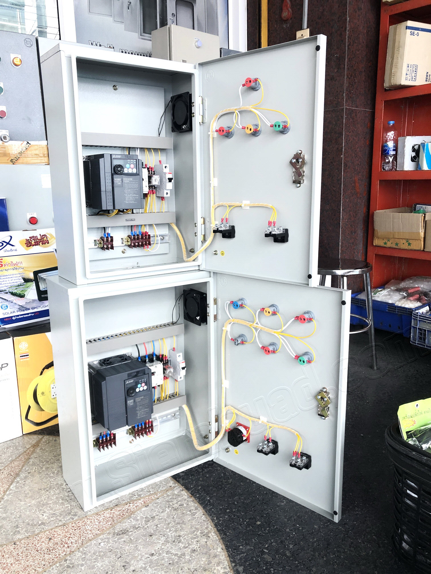 ตู้ควบคุมอินเวอร์เตอร์ ตู้ไฟระบบคอนโทรล Start and stop Inverter (อุปกรณ์ MITSUBISHI INVERTER 1HP 200V, 3HP 400V) อุปกรณ์อื่นๆ WALL MOUNTING CABINET (KJL), Control Switch (TEND), LED Pilot Lamp (PNC), MCCB (MITSUBISHI), MCB (ABB), Relay (OMRON)
