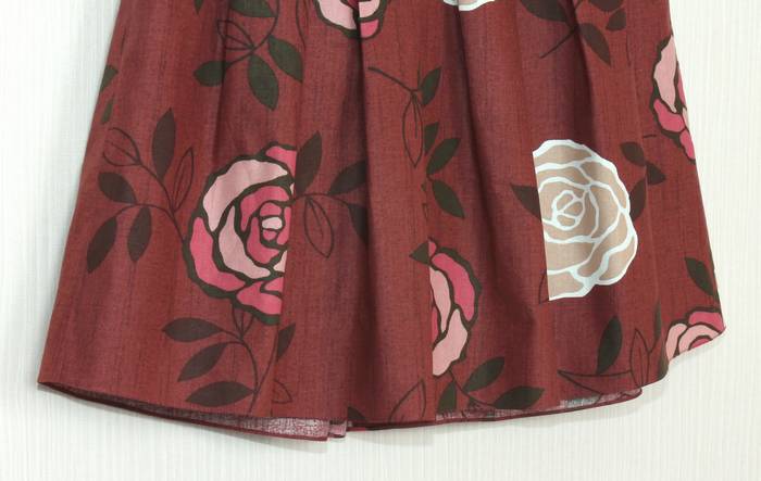 SK-246 กระโปรงแฟชั่น&ทำงาน ทรงบาน ลายดอกกุหลาบ โทนแดงเลือดหมู จีบทวิสรอบเอว