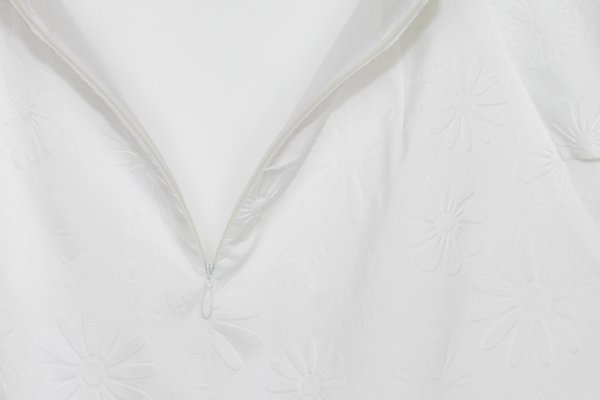 SK-275 กระโปรงแฟชั่น&ทำงาน ทรงสอบ ผ้าไหมอิตาลีสีขาวพิมพ์ลายนูนรูปดอกไม้ ด้านหน้ากระโปรงจับจีบระบาย