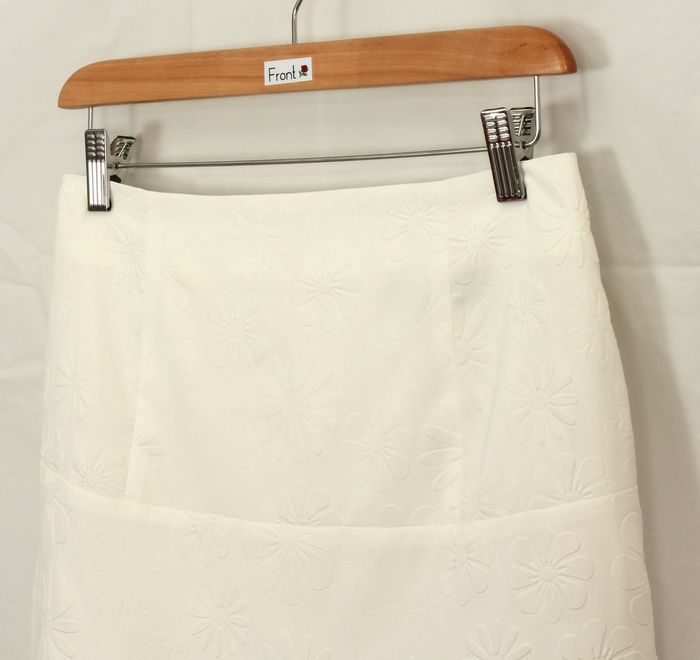 SK-219 กระโปรงแฟชั่น&ทำงาน ทรงย้วย ผ้าไหมอิตาลีพิมพ์นูนลายดอกไม้ สีขาวออฟไวท์