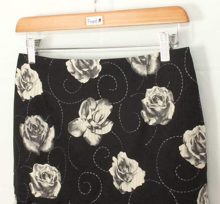 SK-210 กระโปรงแฟชั่น&ทำงาน ทรงย้วย ผ้าคอตต้อนญี่ปุ่นพิมพ์ลายดอกกุหลาบขาวพื้นดำ