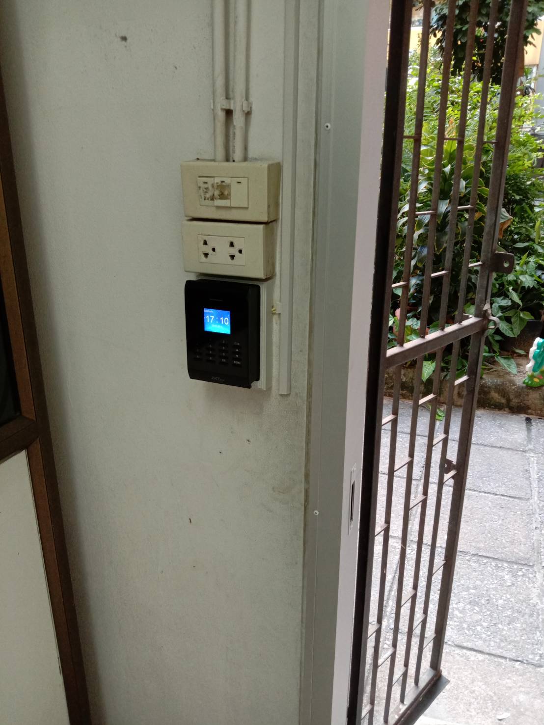 เครื่องทาบบัตรคีย์การ์ด ZKTeco SC105