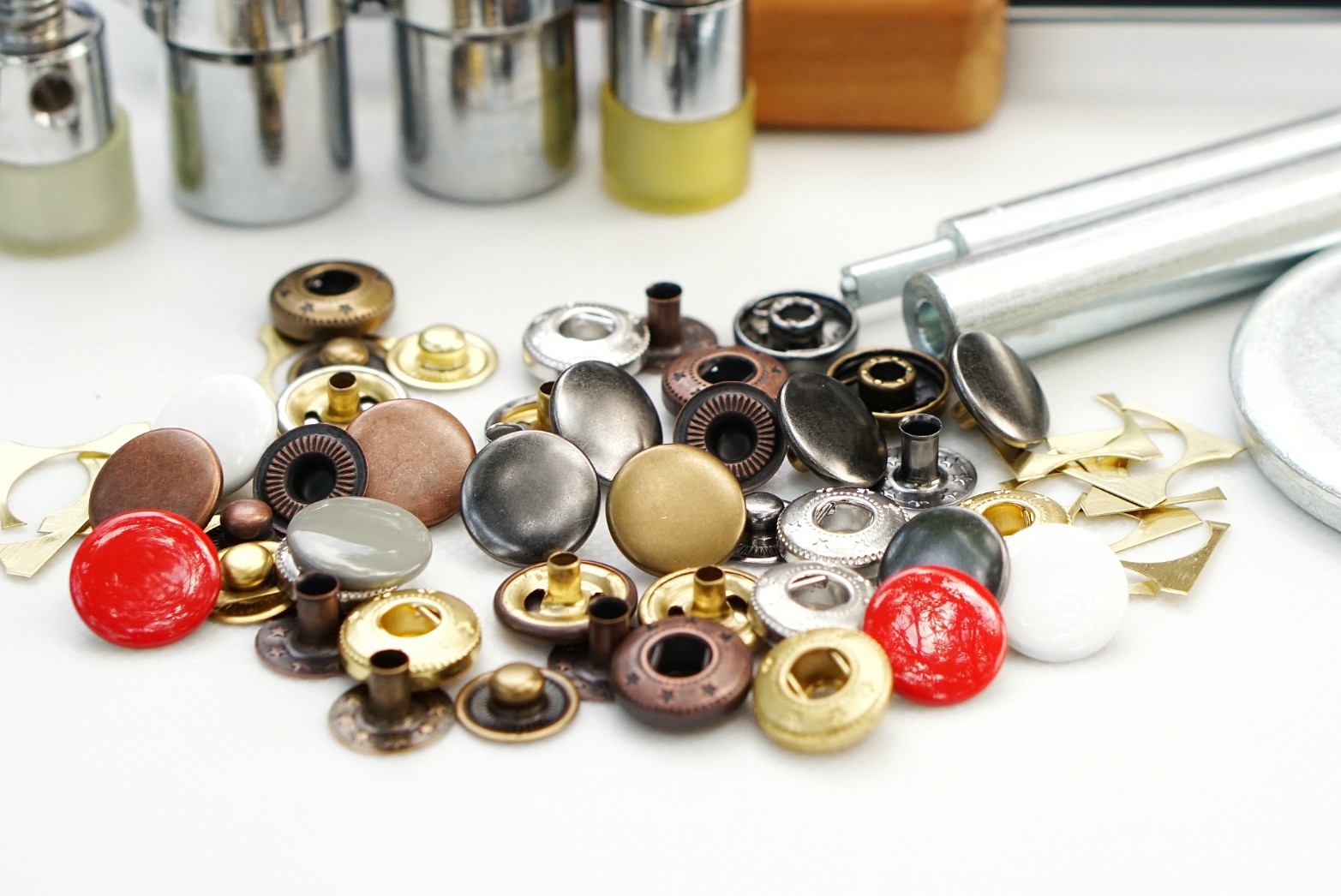 ชุดตอกกระดุมแป๊ก VT2 ขนาดกระดุม 10 มิลลิเมตร เนื้อทองเหลืองแท้ ไม่เป็นสนิม + เจาะรูผ้า+กระดุมแป๊ก สีเงิน 10 ชุด (40ชิ้น)