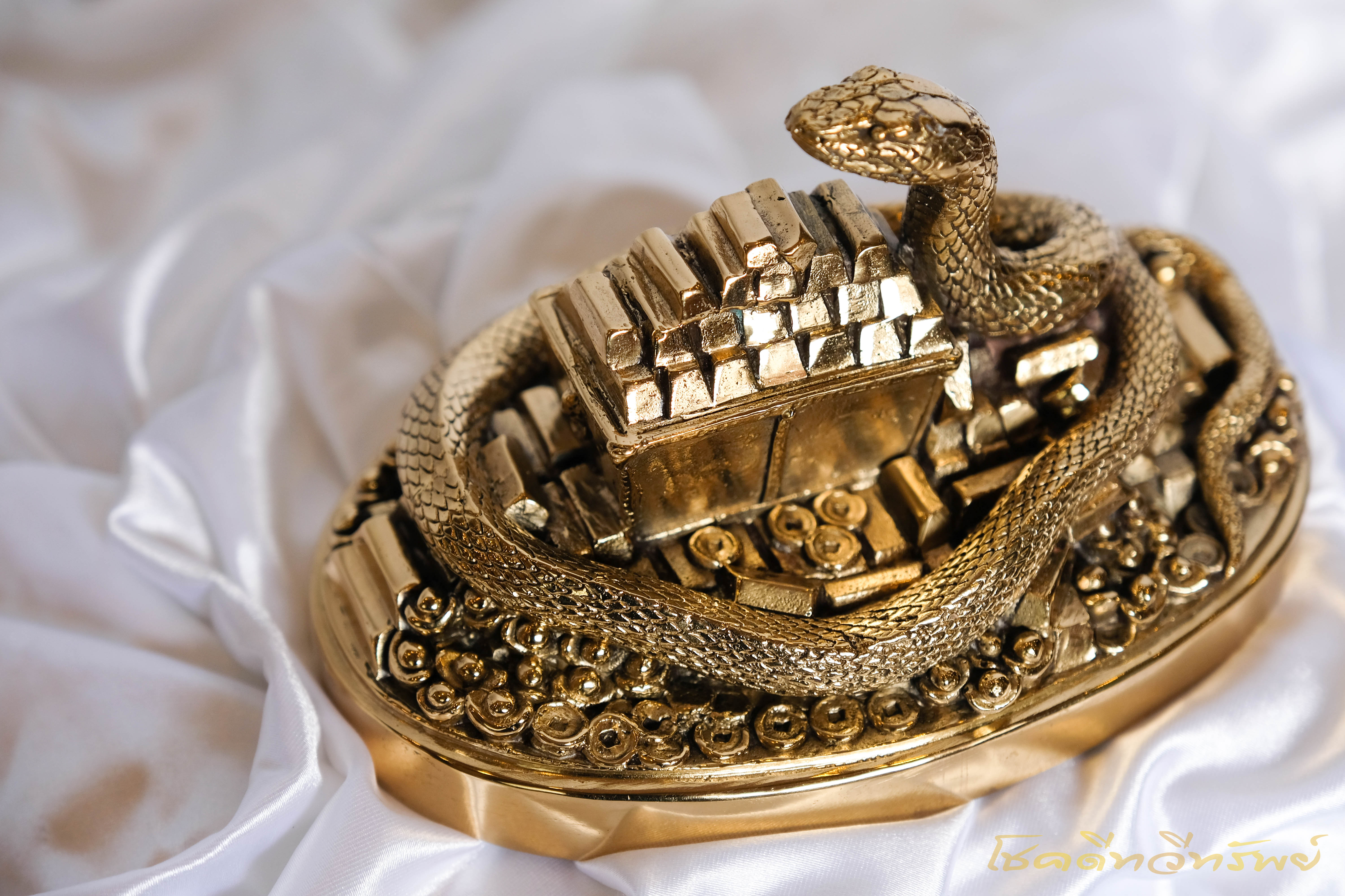 รูปปั้นงูมงคล