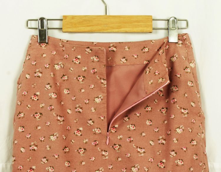 SK-137 กระโปรงโบว์แฟชั่น โทนสีชมพูพาสเทล ลายดอกกุหลาบเล็กๆ มีรูปโบว์ใหญ่ด้านหน้า