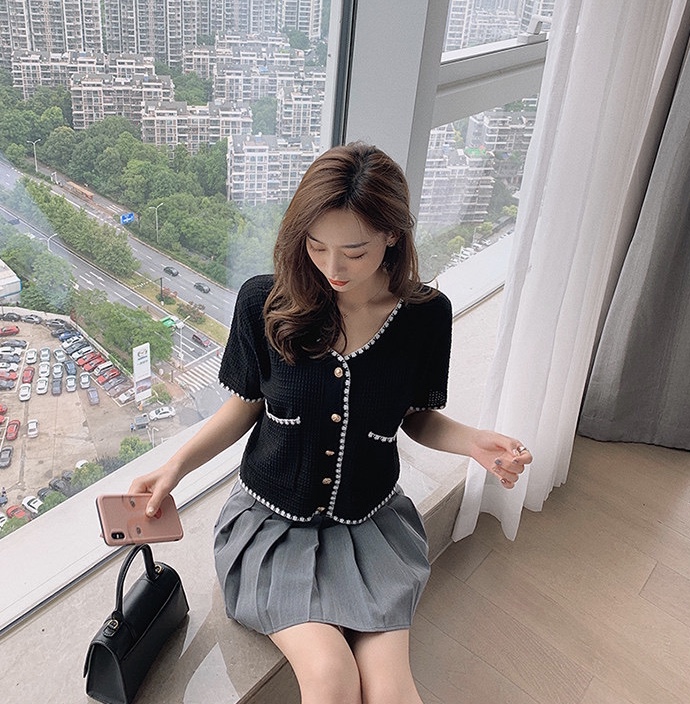 CHICCFASHION ครอปไหมพรม กระดุมทอง