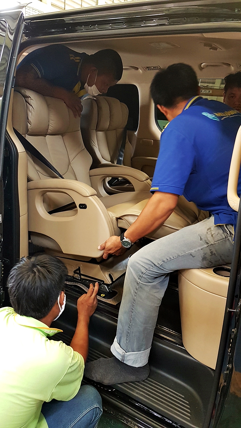 HYUNDAI H-1 DELUXE [ เบาะvipไฟฟ้าทรงโซฟา + คอนโซลเตี้ย + ผ้าม่านรถ ]- {ก-1392}