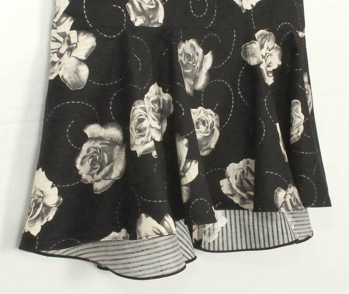 SK-210 กระโปรงแฟชั่น&ทำงาน ทรงย้วย ผ้าคอตต้อนญี่ปุ่นพิมพ์ลายดอกกุหลาบขาวพื้นดำ